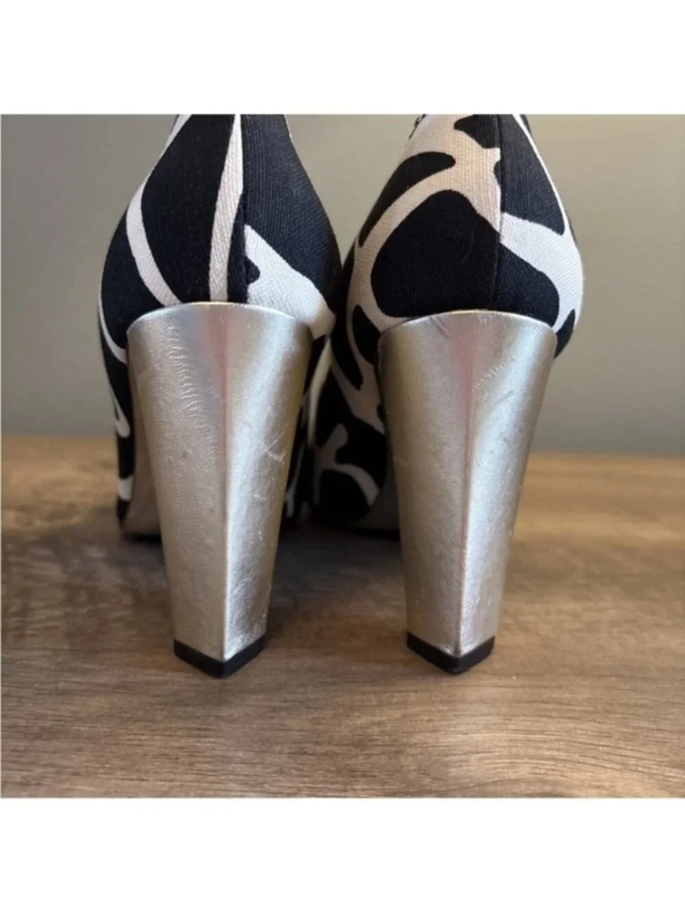 Diane Von Furstenberg Women's Black White Print Pump Heels Shoes Gold Heel 7M - Picture 7 of 14